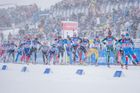 Štafetový závod žen odstartoval v Oberhofu za hustého sněžení. Českou štafetu rozjížděla Lucie Charvátová.