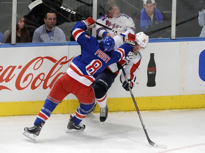 NHL: NY Rangers - Washington Capitals, 1. zápas (Brandon Prust, Nicklas Backström, střet)