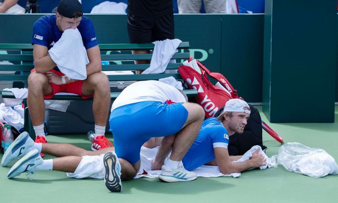 Tomáš Macháč se nechá ošetřovat během utkání čtyřhry