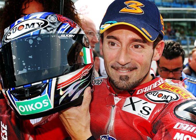 Max Biaggi ukazuje na startovním roštu svou přilbu.