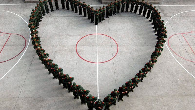 Rekruti čínské armády vytvořili valentýnské srdce na cvičišti, přesněji řečeno na basketbalovém hřišti. Šlo o oficiální setkání s novináři ve Wenzhou, v provincii Zhejiang. Čínská média posléze psala o tom, jak "Den svatého Valentýna coby symbol oslavy lásky proniká do tradiční čínské kultury a stává se stále populárnější a komerčně úspěšnější".