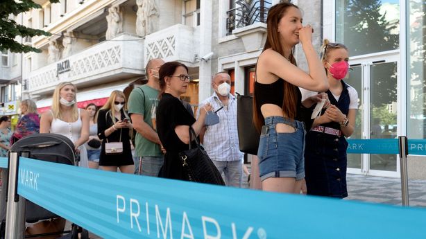 "Jsem zvědavá. Chci to porovnat s Drážďany," svěřovali se lidé při otevření obchodu Primark v Praze.