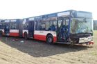 Na Kolínsku havaroval autobus. Patnáct zraněných, tři vážně