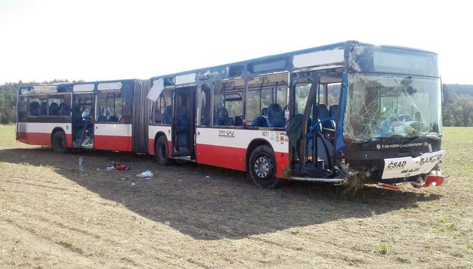 Havarovaný autobus na Kolínsku.