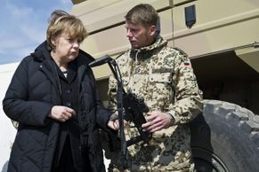 Merkelová přiletěla na nečekanou návštěvu do Afghánistánu