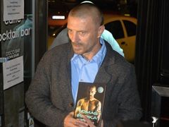 Tomáš Řepka se svou knihou Neuhýbej