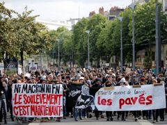 Ne všichni Macrona podporují. Mladí lidé v čele s anarchisty nesli na demonstraci v Paříži transparent s nápisem: Ani Macrona, ani Le Penovou. Povstání, to je teď.