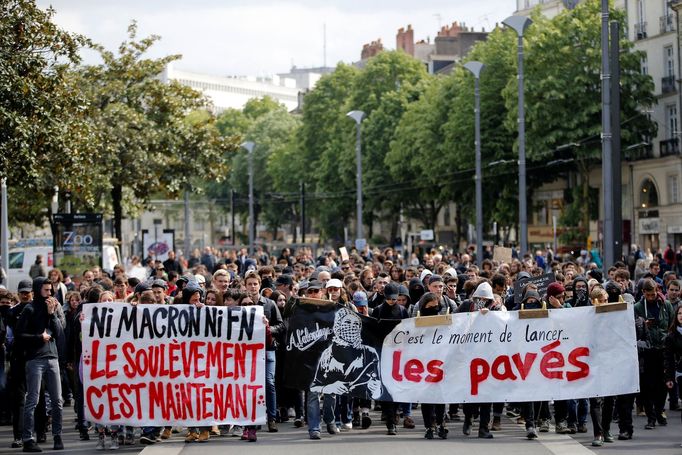 Ne všichni Macrona podporují. Mladí lidé v čele s anarchisty nesli na demonstraci v Paříži transparent s nápisem: Ani Macrona, ani Le Penovou. Povstání, to je teď.