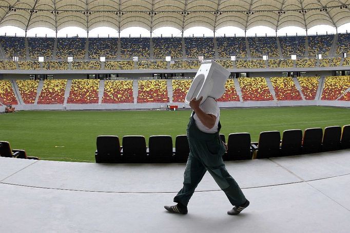 Toalety budou potřeba i na rumunském národním stadionu, který nese název "Lia Manoliu Arena". Bukurešťský stadion, který je nyní v rekonstrukci, pojme 55 tisíc diváků a bude největším v zemi.