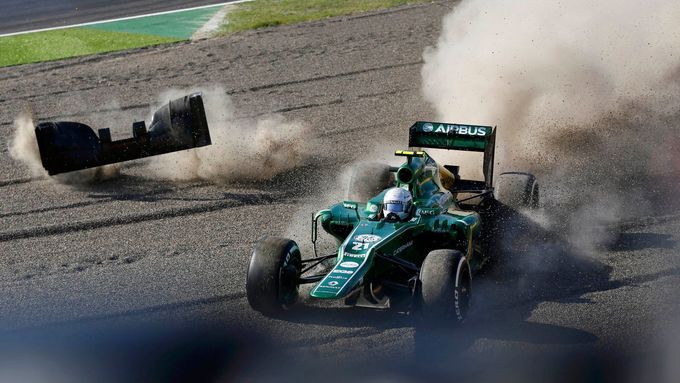 Závod v Suzuce byl velmi dramatický, ale Giedo van der Garde si z něj užil jen první zatáčku. Podívejte se na jeho havárii i další souboje Grand Prix Japonska.