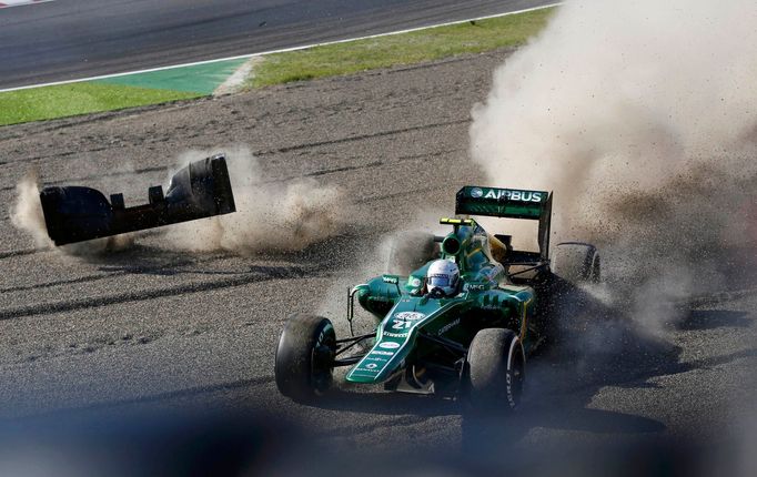 Caterham Formula One driver Giedo van der Garde of Netherlands crashes during the Japanese F1 Grand Prix at the Suzuka circuit October 13, 2013. REUTERS/Issei Kato (JAPAN