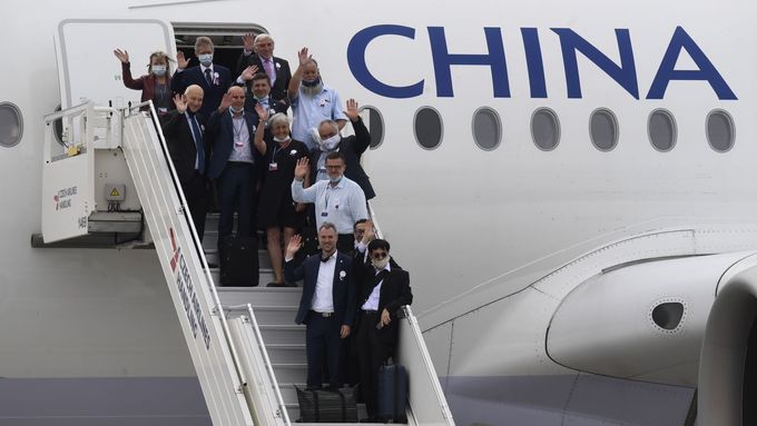 Členové delegace v čele s předsedou Senátu Milošem Vystrčilem před odletem na návštěvu Tchaj-wanu (29. srpna 2020)