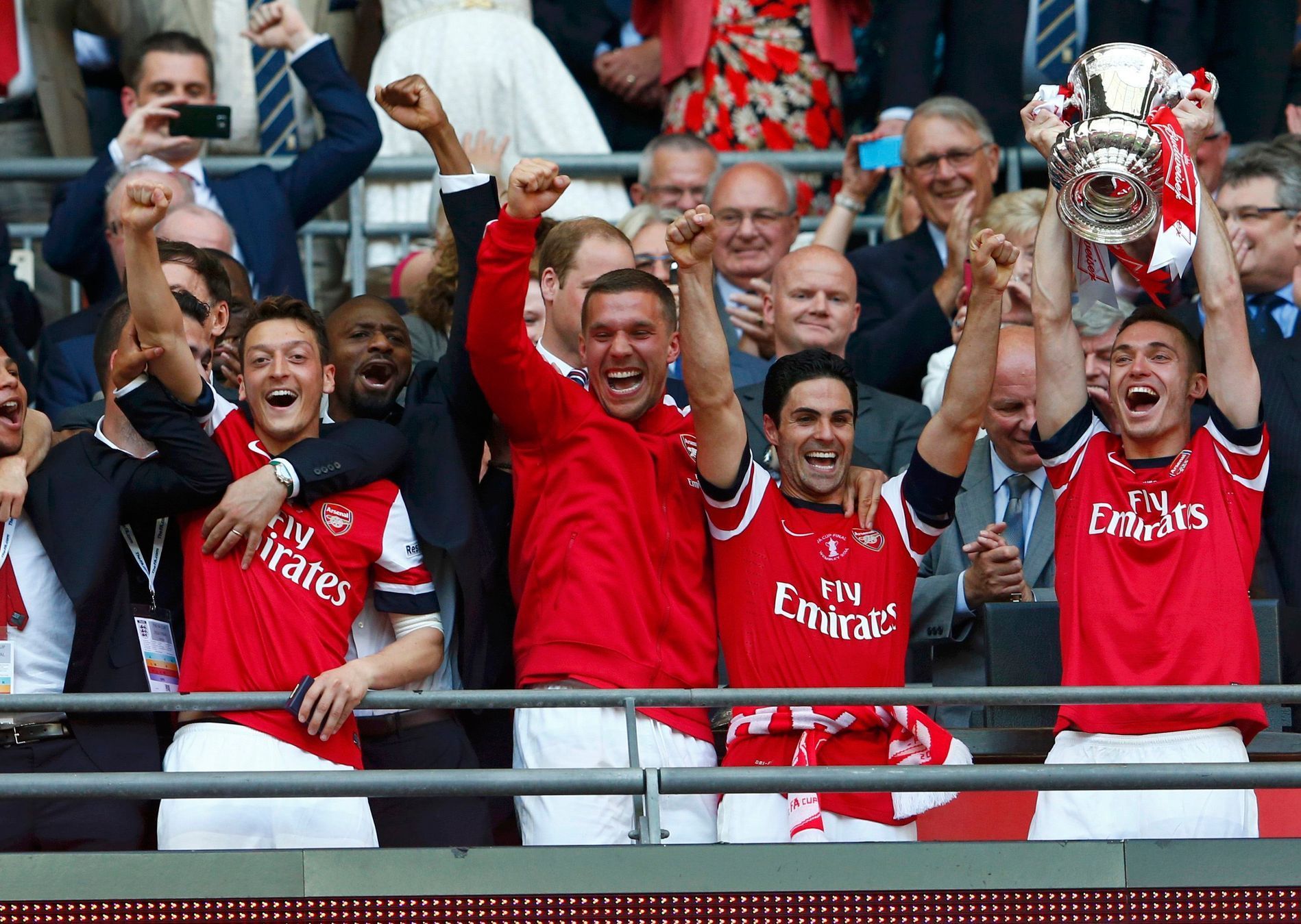 Hráči Arsenalu slaví zisk FA Cupu
