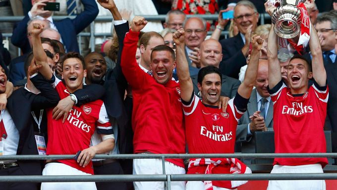 Hráči Arsenalu slavili zisk poháru opravdu bouřlivě