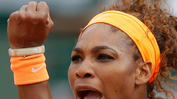 Serena Williamsová ukončila finále French Open třetím esem v poslední hře a zvítězila dvakrát 6:4.