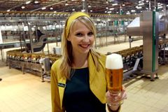 Stáčírna v Plzni: pivo na běžícím pásu