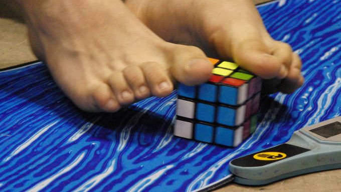 Rubikova kostka vůbec nemusí vypadat jako kostka, nebo také může mít dvakrát více kostiček. A dá se skládat i nohou.