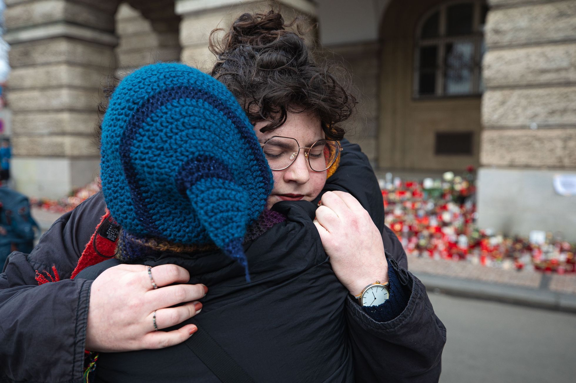 Střelba na Filozofické fakultě UK - pieta - obejmutí školy, zpěv, zármutek, studenti