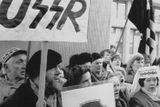 Zánik sovětské říše začal na počátku 90. let nabývat skutečné obrysy. Litva jako první svazová republika obnovila svou nezávislost 11. března 1990, rok před rozpadem Sovětského svazu. Na snímku demonstranti před litevským parlamentem ve Vilniusu.