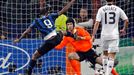 Brankář Chelsea Petr Čech v souboji s hráčem Interu Milan Samuelem Eto'o (vlevo), pozorován Michaelem Ballackem při utkání Ligy mistrů na stadionu San Siro v Miláně, 24. února 2010.