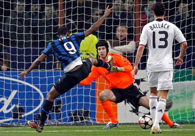 Brankář Chelsea Petr Čech v souboji s hráčem Interu Milan Samuelem Eto'o (vlevo), pozorován Michaelem Ballackem při utkání Ligy mistrů na stadionu San Siro v Miláně, 24. února 2010.