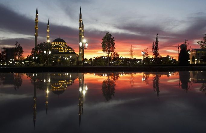 The Heart of Chechnya mosque is seen in the Chechen capital Grozny April 27, 2013. The naming of two Chechens, Dzhokhar and Tamerlan Tsarnaev, as suspects in the Boston Marathon bombings has put Chechnya - the former site of a bloody separatist insurgency - back on the world's front pages. Chechnya appears almost miraculously reborn. The streets have been rebuilt. Walls riddled with bullet holes are long gone. New high rise buildings soar into the sky. Spotless playgrounds are packed with children. A giant marble mosque glimmers in the night.Yet, scratch the surface and the miracle is less impressive than it seems. Behind closed doors, people speak of a warped and oppressive place, run by a Kremlin-imposed leader through fear. Picture taken April 27, 2013. REUTERS/Maxim Shemetov (RUSSIA - Tags: TPX IMAGES OF THE DAY SOCIETY POLITICS RELIGION) ATTENTION EDITORS: PICTURE 02 OF 40 FOR PACKAGE 'INSIDE MODERN CHECHNYA'. SEARCH 'REBUILDING CHECHNYA' FOR ALL IMAGES Published: Kvě. 1, 2013, 7:14 dop.