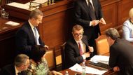 Andrej Babiš přišel do sněmovny obletován svou suitou.