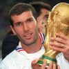 Zidane s trofejí pro mistra světa.