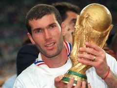 Archivní radost - Zidane s trofejí pro mistry světa v roce 1998.