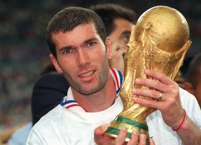 Zidane s trofejí pro mistra světa.