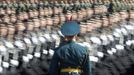 A Russian soldier stands at attention as troops march past during a general rehearsal for the upcoming Victory Day parade at Moscow's Red Square May 6, 2012. Russia celebrates its 67th anniversary since victory over Nazi Germany during World War Two on May 9. REUTERS/Denis Sinyakov (RUSSIA - Tags: ANNIVERSARY POLITICS MILITARY TPX IMAGES OF THE DAY) Published: Kvě. 6, 2012, 8:33 dop.