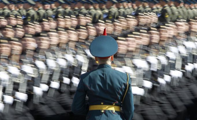 A Russian soldier stands at attention as troops march past during a general rehearsal for the upcoming Victory Day parade at Moscow's Red Square May 6, 2012. Russia celebrates its 67th anniversary since victory over Nazi Germany during World War Two on May 9. REUTERS/Denis Sinyakov (RUSSIA - Tags: ANNIVERSARY POLITICS MILITARY TPX IMAGES OF THE DAY) Published: Kvě. 6, 2012, 8:33 dop.