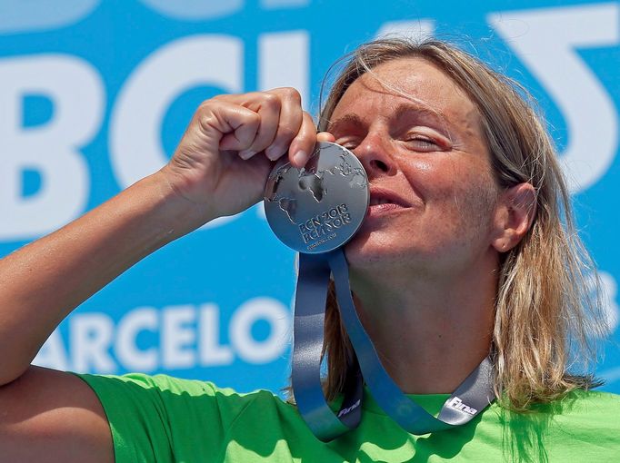 Alexandra Maurerová se stříbrnou medailí za závod na 25 kilometrů na MS v Barceloně 2013.