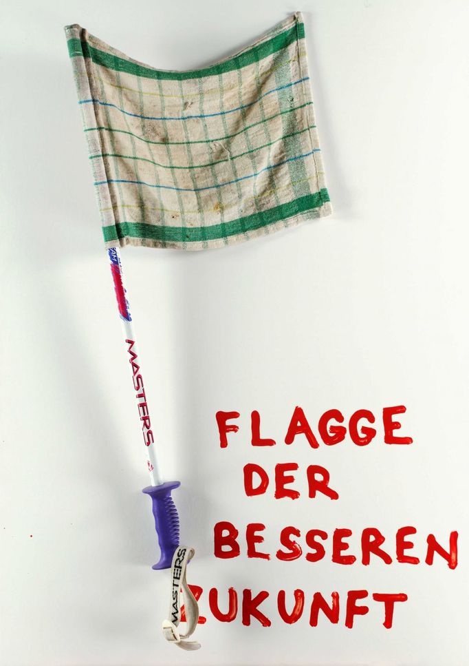 Krištof Kintera: Flagge der besseren Zukunft, 2019, reliéf, dřevotříska, utěrka, florbalová hokejka.