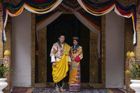 Svatební ceremonie provázená vůní kadidla a zpěvavými hlasy buddhistických mnichů začala krátkým očistným rituálem...