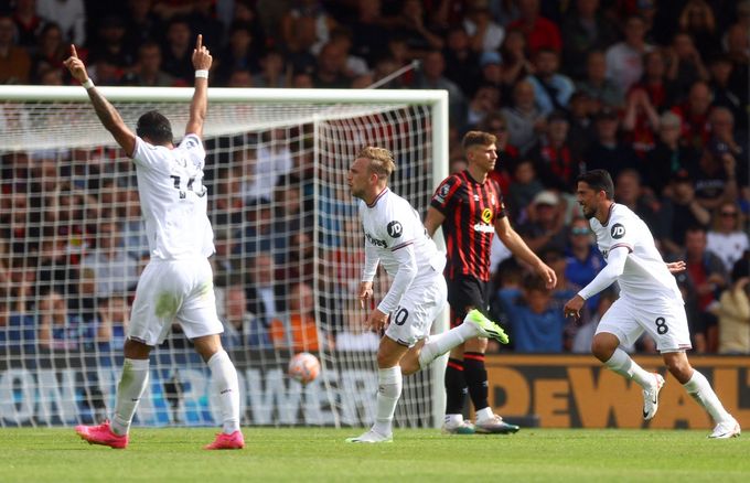 Jarrod Bowen slaví gól West Hamu v síti Bournemouthu
