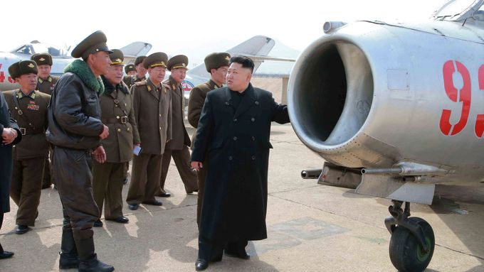 Kim Čong-un na inspekci své armády. Ilustrační foto.