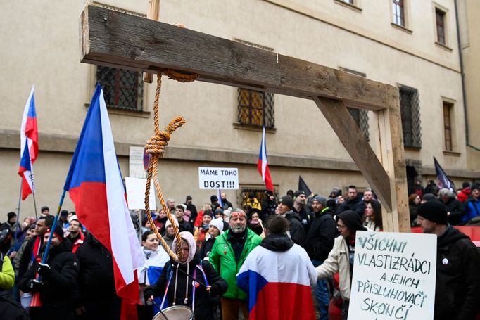 Demonstrace iniciativy Chcípl PES proti schválení vládní novely pandemického zákona sněmovnou.