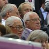 Český prezident Václav Klaus sleduje střelkyni Kateřinu Emmons během střeleb ze vzduchovky na 10 metrů na OH 2012 v Londýně.