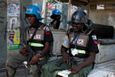 Nigerijští policisté hlídkují u provizorní volební místnosti v Port-au-Prince.