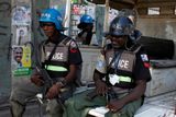 Při střetech mezi příznivci jednotlivých kandidátů přišlo dokonce několik lidí o život. Ve městech teď patrolují policisté OSN, jako tito z Nigérie na snímku z Port-au-Prince.