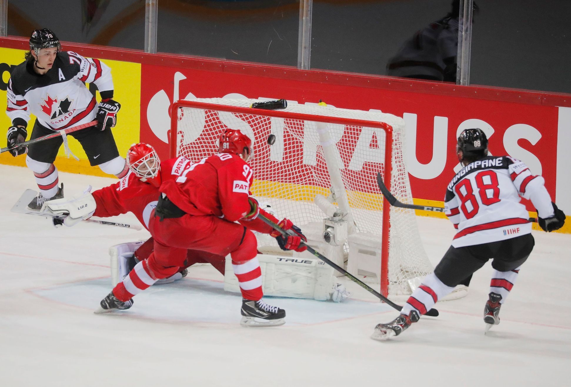 Andrew Mangiapane dává kanadský vítězný gól ve čtvrtfinále Rusko - Kanada na MS 2021