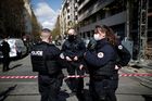 Před nemocnicí v Paříži se střílelo, jeden člověk zemřel. Pachatel ujel na skútru