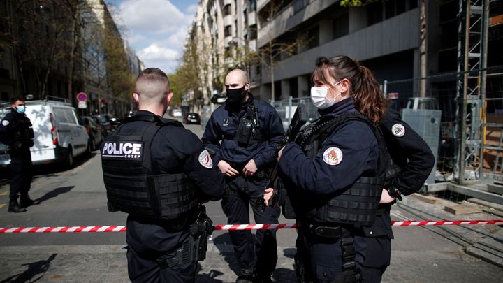 Před nemocnicí v Paříži se střílelo, jeden člověk zemřel. Pachatel ujel na skútru; Zdroj foto: Reuters