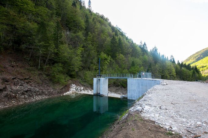 Nedotčenou přírodu už několik let narušuje nekontrolovatelný boom vodních elektráren. Vyhání zvířata i lidi.