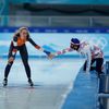 Nizozemka Irene Schoutenová a Martina Sáblíková se zdraví v cíli závodu rychlobruslařek na 5000 m na ZOH v Pekingu 2022