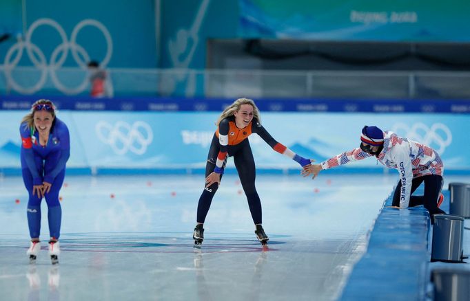 Nizozemka Irene Schoutenová a Martina Sáblíková se zdraví v cíli závodu rychlobruslařek na 5000 m na ZOH v Pekingu 2022