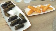 Pro středomořské i krétské stravování je typické využívání předkrmů (starters/meze).