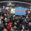 V Moskvě demonstrují desetitisíce Putinových přívrženců