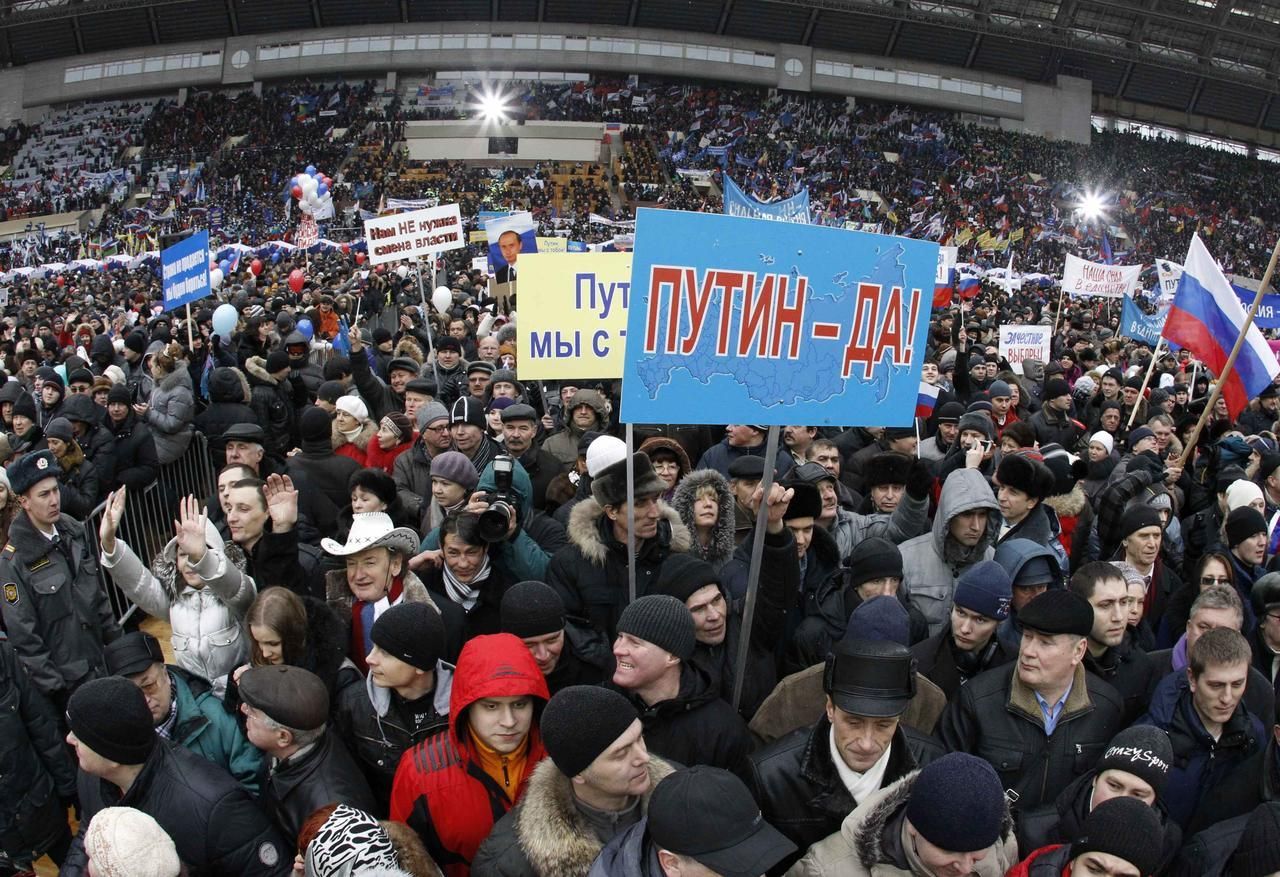 V Moskvě demonstrují desetitisíce Putinových přívrženců